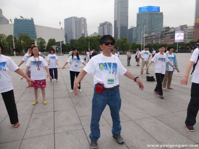 张林荣教病友练郭林气功